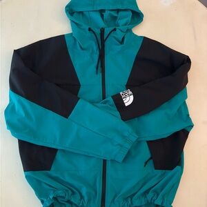 The North Face Women’s Peril Wind Jacket in Jaiden Green and Black